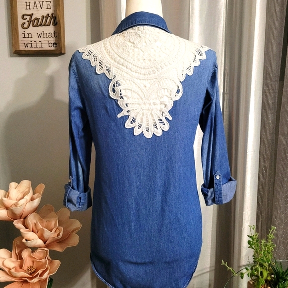 🌞4/$20 Lace Back Denim Shirt - Picture 1 of 7